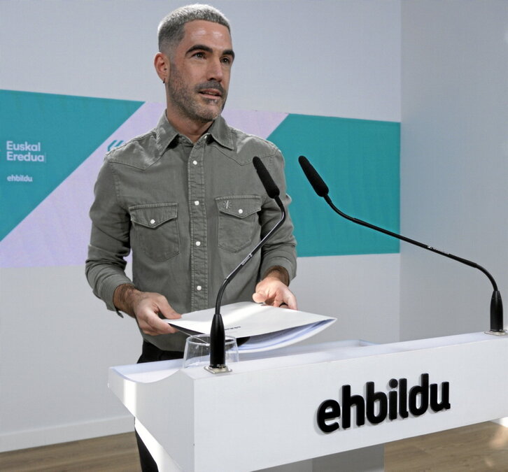 EH Bilduko parlamentari Ikoitz Arresek agerraldia egin zuen, atzo, Donostian.