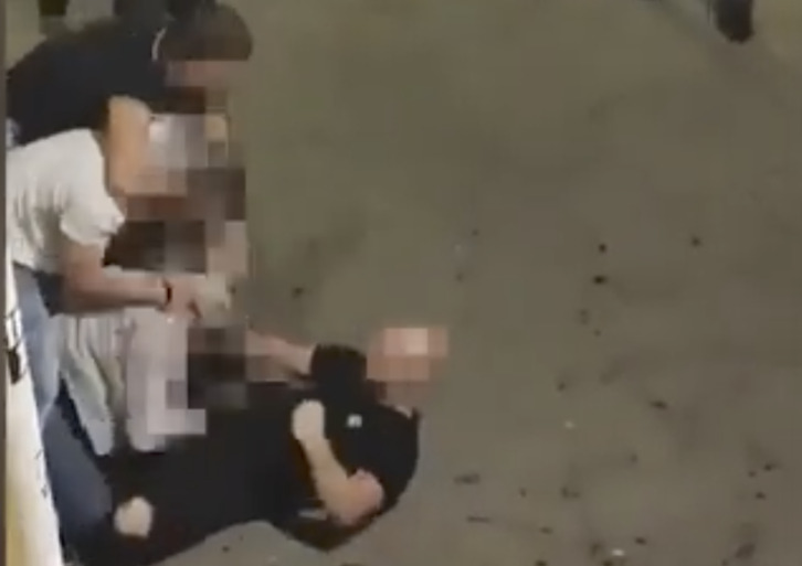 Captura del vídeo difundido en Youtube, en el que las caras de los agresores han sido pixeladas.