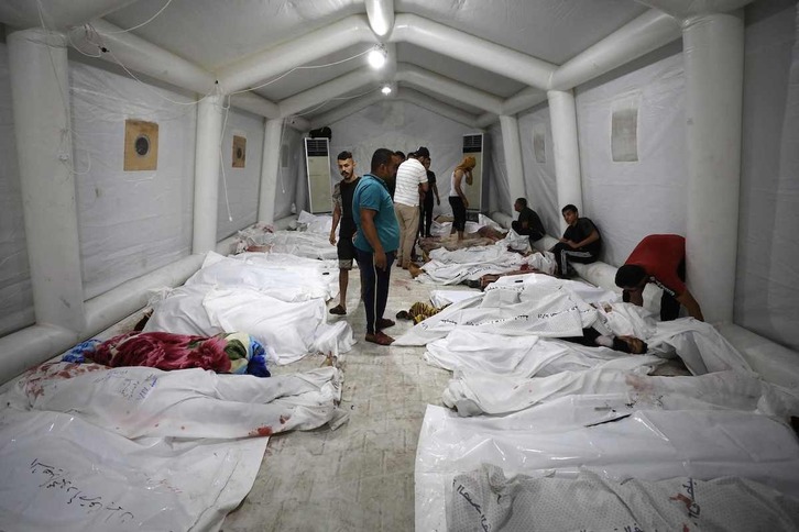 Los cadáveres de los fallecidos en el bombardeo fueron trasladados al hospital Al Shifa de Gaza.