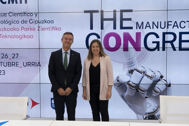 Xabier Ortueta AFM Clusterreko zuzendaria eta Ane Insausti Ekonomia Sustapeneko diputatua, kongresuaren aurkezpenean.