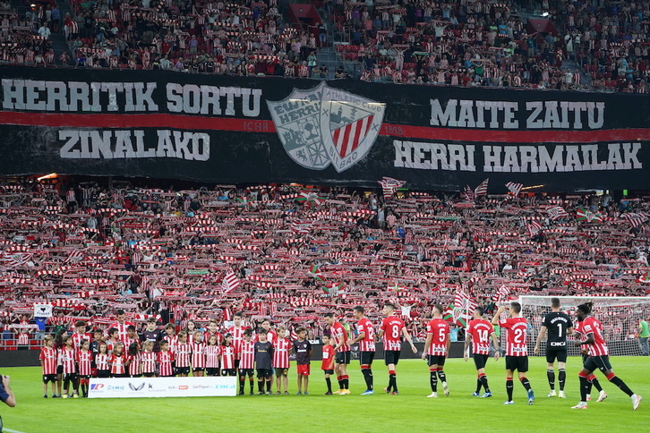 La grada popular de San Mamés recuperó la animación en el último partido ante el Almería.