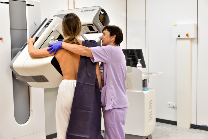 Imagen de una paciente durante una mamografía.