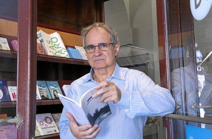 Iñaki Irazu, «Zakur zaunkak» eskuetan duela, atzo, Donostian.