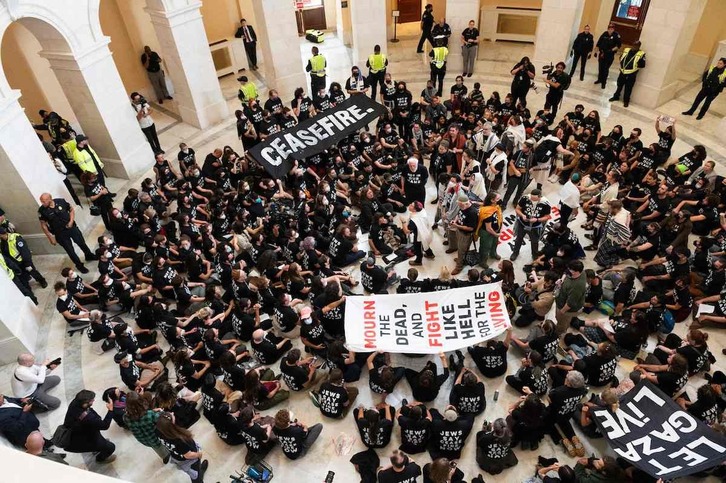 Los manifestantes despliegan sus pancartas en el interior del Capitolio.