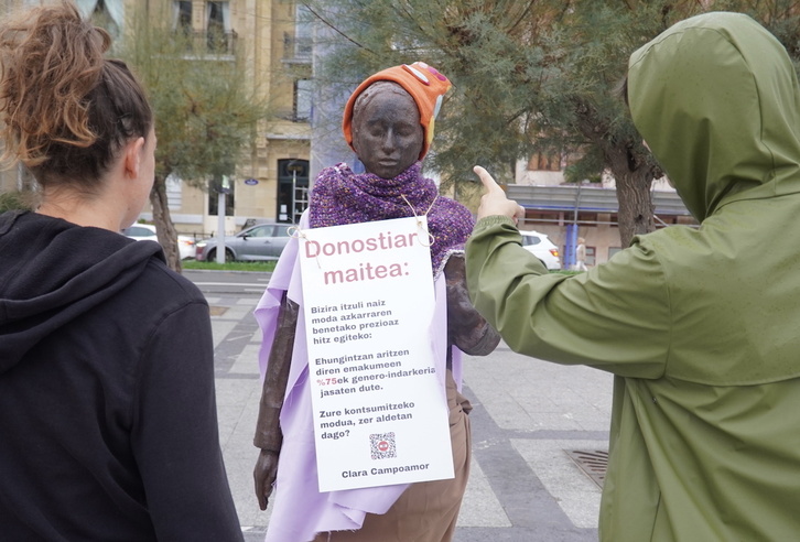 Clara Campoamorren estatua, Kontxako pasealekuan, moda azkarraz ohartarazten.