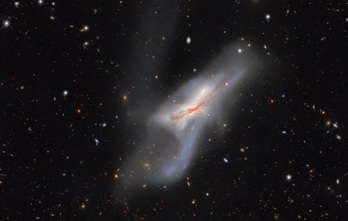 NGC 520 es una de las galaxias más grandes y brillantes del Atlas de galaxias de Siena. 