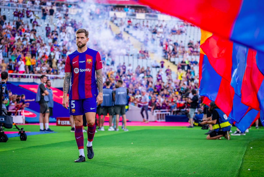 I&ntilde;igo Mart&iacute;nez en su presentaci&oacute;n como jugador del Barcelona. (@InigoMartinez)