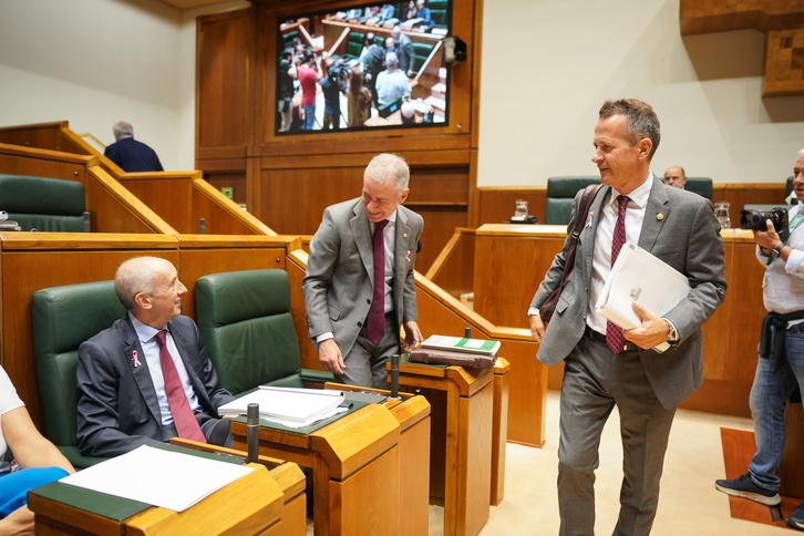 El consejero de Educación Jokin Bildarratz saluda a Josu Erkoreka e Iñigo Urkullu al entrar al Hemiciclo.