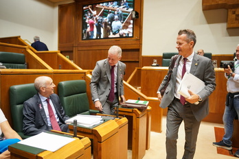 El consejero de Educación Jokin Bildarratz saluda a Josu Erkoreka e Iñigo Urkullu al entrar al Hemiciclo.