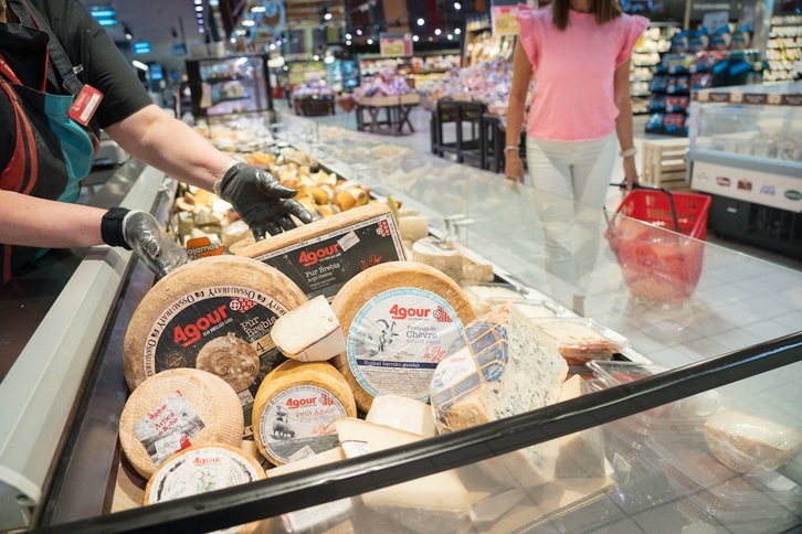 Agour gaztandegiak egindako hamar gazta mota desberdin aurkituko ditugu Eroskiko saltokietan.