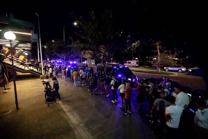 Pese a que La Fonteta no llegó a los 3.000 aficionados, estos debieron aguardar largas colas por las estrictas medidas policiales a cuenta de la visita del Maccabi.