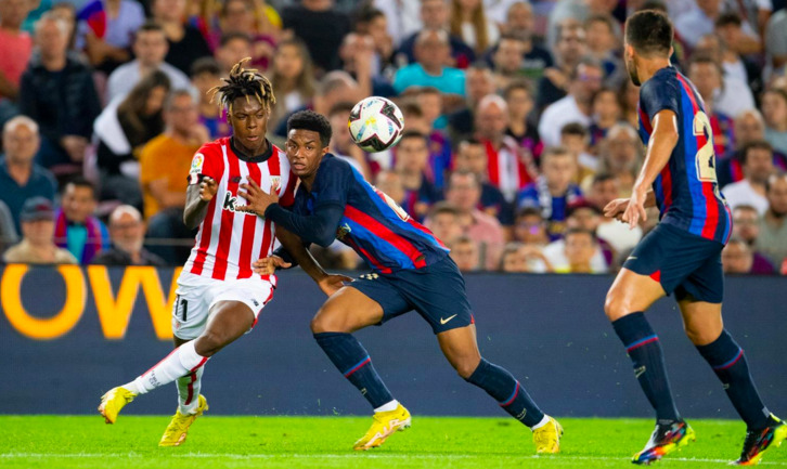 Nico Williams y Balde pugnan por la pelota en el partido de la temporada pasada en el Camp Nou. 