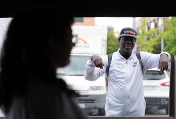 Irati, en primer plano, con Beltza, portavoz de Africa United al fondo.