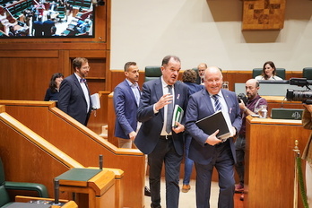 Carlos Iturgaiz y Carmelo Barrio, al frente, y al fondo, Luis Ignacio Gordillo.