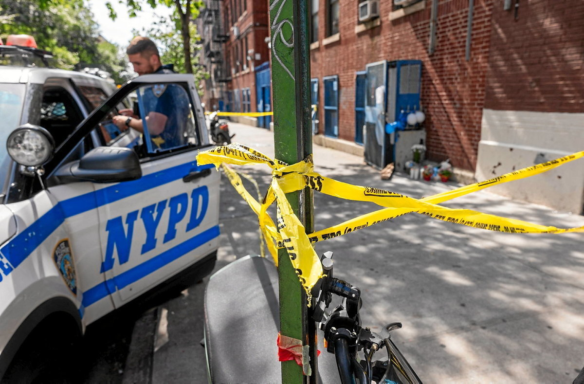 Polizia Bronx auzoko haurtzaindegi batean krimenaren eszena ixten, urte bateko haurra fentaniloarekiko esposizioagatik hil eta beste hiru haur larri zauritu ondoren (Spencer PLATT / AFP)