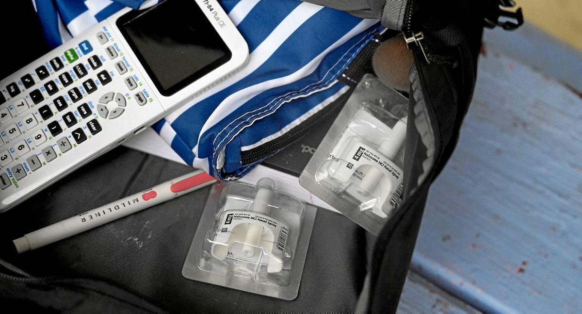 Ikasleentzat banatutako naxolona medikamentua, fentanilo gaindosien biktimak salba ditzakeena; ez, ordea, “Tranq” edo xilazinarenak (Alex EDEMLMAN / AFP)