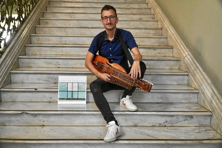 Bakarkako aurreneko lana aurkeztu zuen Xabier Zeberiok, atzo, «Pause» diskoa.