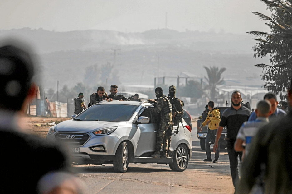 Soldadu israeldarrak auto batera igota.