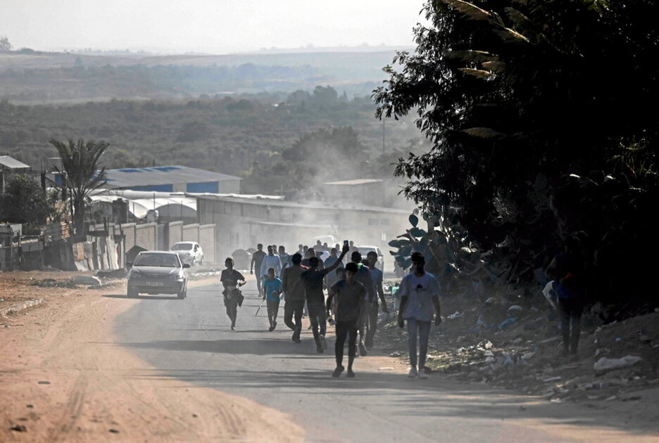 Palestinarrak errepide erdian. Palestinarrak errepide erdian.