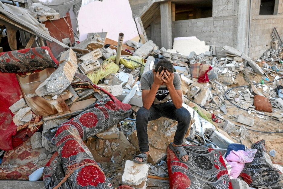 Palestinar bat lur jota, bere etxea suntsitu ostean. Palestinar bat lur jota, bere etxea suntsitu ostean.