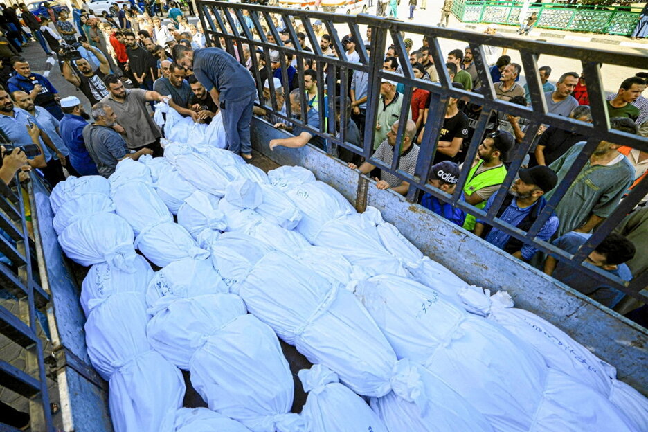 Hildakoak eramateko prestatzen. Hildakoak eramateko prestatzen.