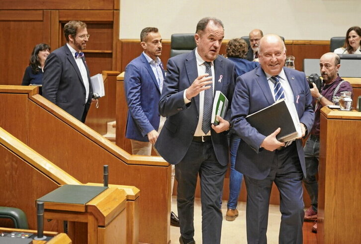 Carlos Iturgaiz y Carmelo Barrio, al frente, y al fondo, Luis Ignacio Gordillo.