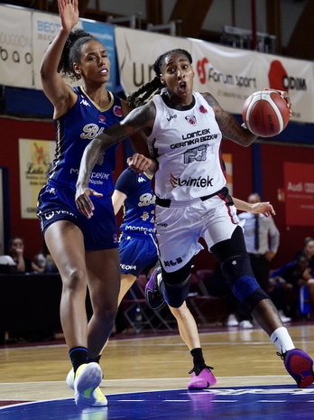 Crystal Bradford ha tenido el tiro ganador en su mano, pero sin acierto.