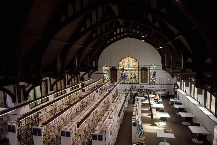 Una amplia biblioteca acondicionada en una antigua iglesia.