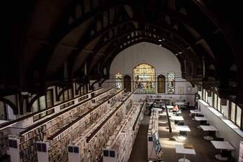 Una amplia biblioteca acondicionada en una antigua iglesia.