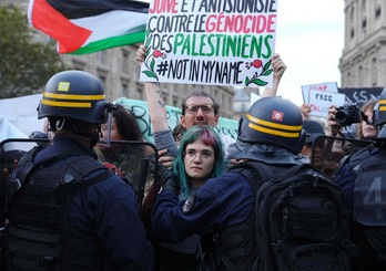 Judutar antisionista bat palestinarren kontrako genozidioa salatzen duen afixa batekin, atzo, Parisen.