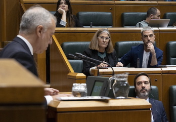 Nerea Kortajarena e Ikoitz Arrese, de EH Bildu, atienden a las palabras del lehendakari.