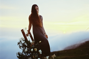 Argiak, itzalak eta loreak Sara Zozayaren ‘Nara’ lan berriko portadaren protagonistak.