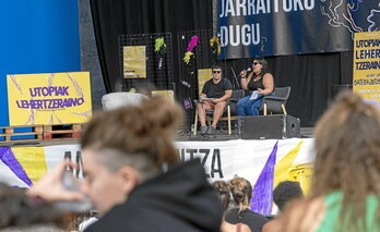 Ezin Kabitu taldeko Itziar Reguero eta Laura Galar militante lodiek eman zuten lodifobiari buruzko hitzaldia Usurbilen.