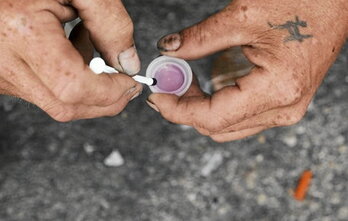 Fentaniloaren erabiltzailea hilgarria gerta daitekeen dosia prestatzen.