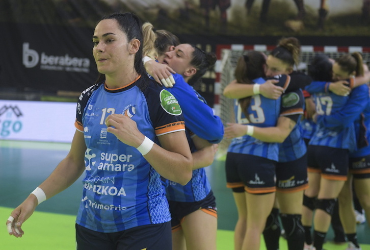 Laura Hernández, en primer plano, está de regreso.