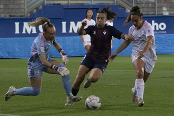 Espe Pizarro durante el partido entre Eibar y Madrid en Ipurua, donde las armeras no han sumado aún.