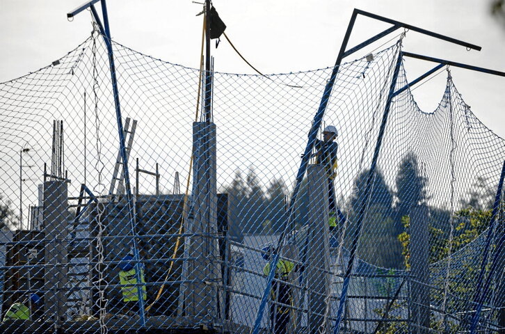 Trabajadores de la construcción en una obra en Berango.