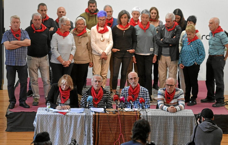 La mesa donde se ofreció la rueda de prensa se cubrió con pañuelos palestinos.