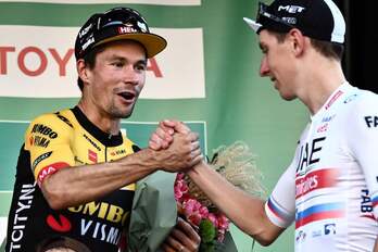 Los eslovenos Primoz Roglic y Tadej Pogacar, dos de los dominadores de la temporada, en el podio de Lombardia.
