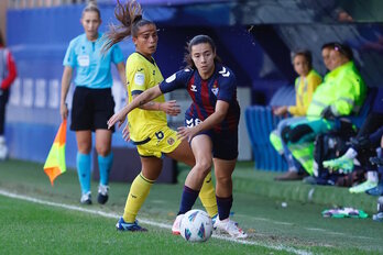 Espe Pizarro avanza con el balón tras superar a la exazulgrana Llompart.