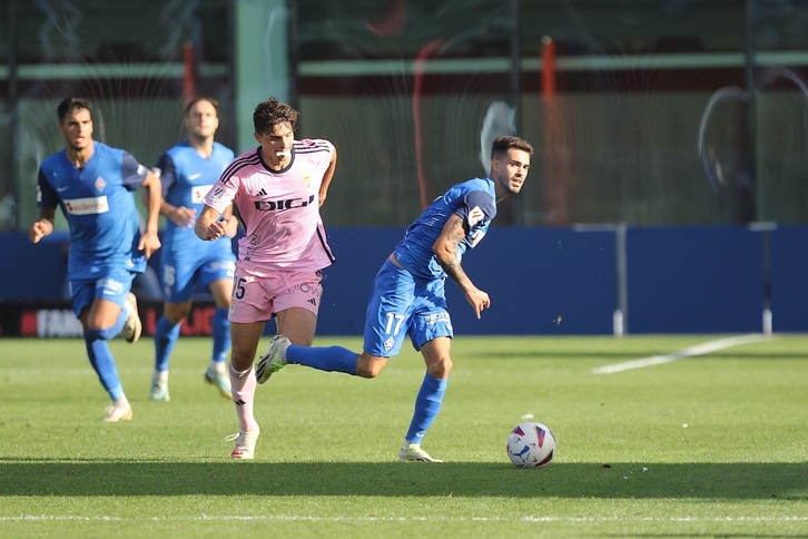 Rayco y el zornotzarra del Oviedo Oier Luengo pelean por un balón.