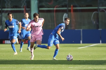 Rayco y el zornotzarra del Oviedo Oier Luengo pelean por un balón.