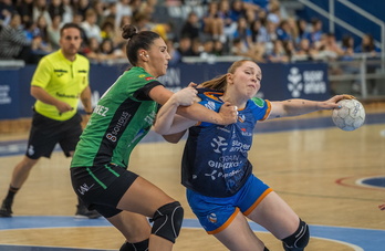 Bera Berako Cavo, aurrera egin nahian Beti Onakeko defentsaren aurrean.