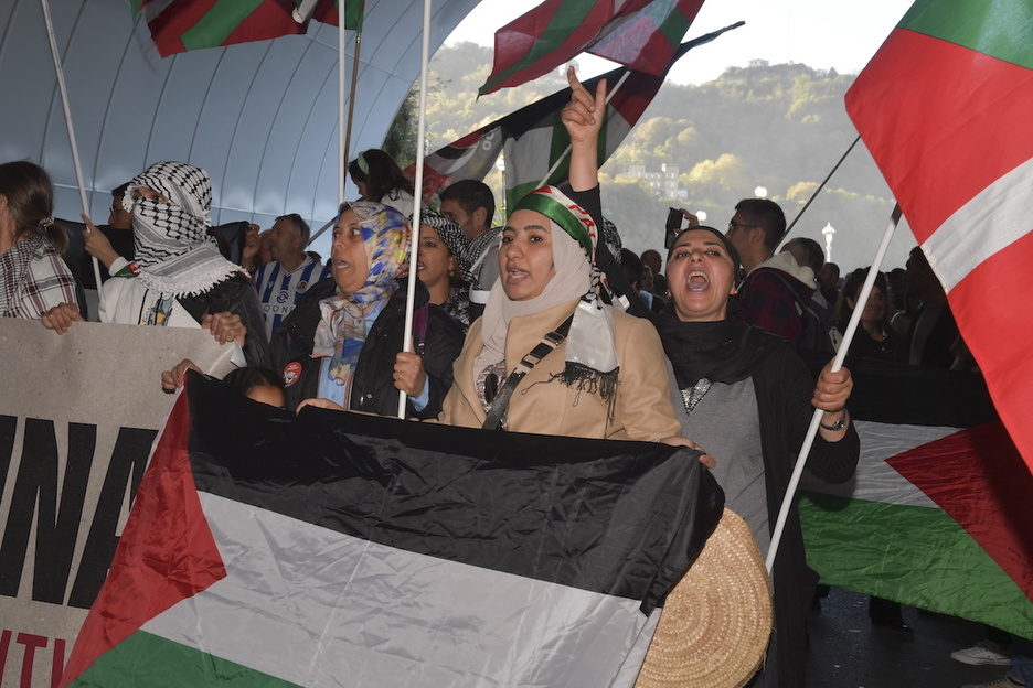 Las banderas palestinas han ondeado junto a alguna ikurriña.