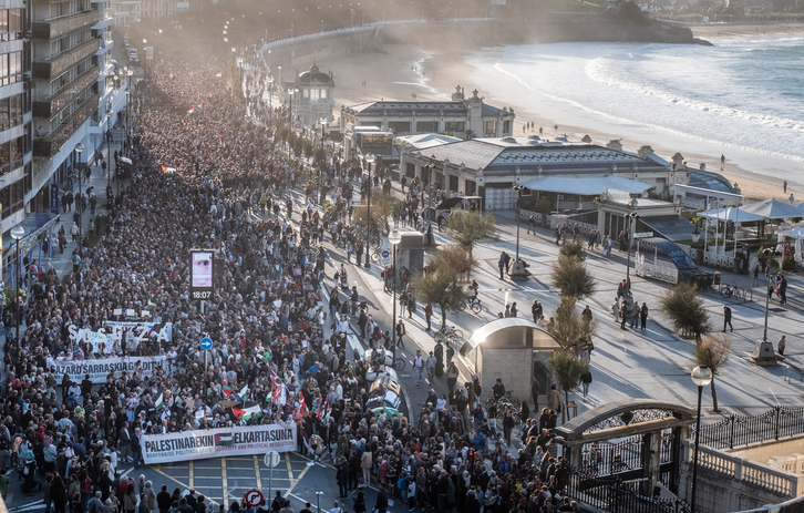 Milaka herritar batu ziren atzo, Palestinarekiko elkartasunez, Donostian.