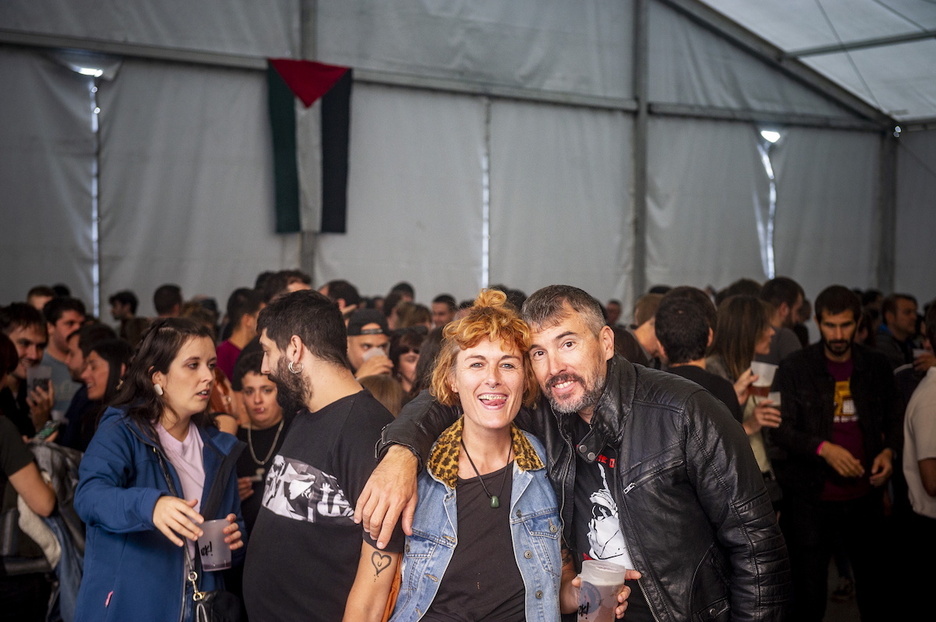 Jendea, poz-pozik Brigade Locoren kontzertuan. Jendea, poz-pozik Brigade Locoren kontzertuan.