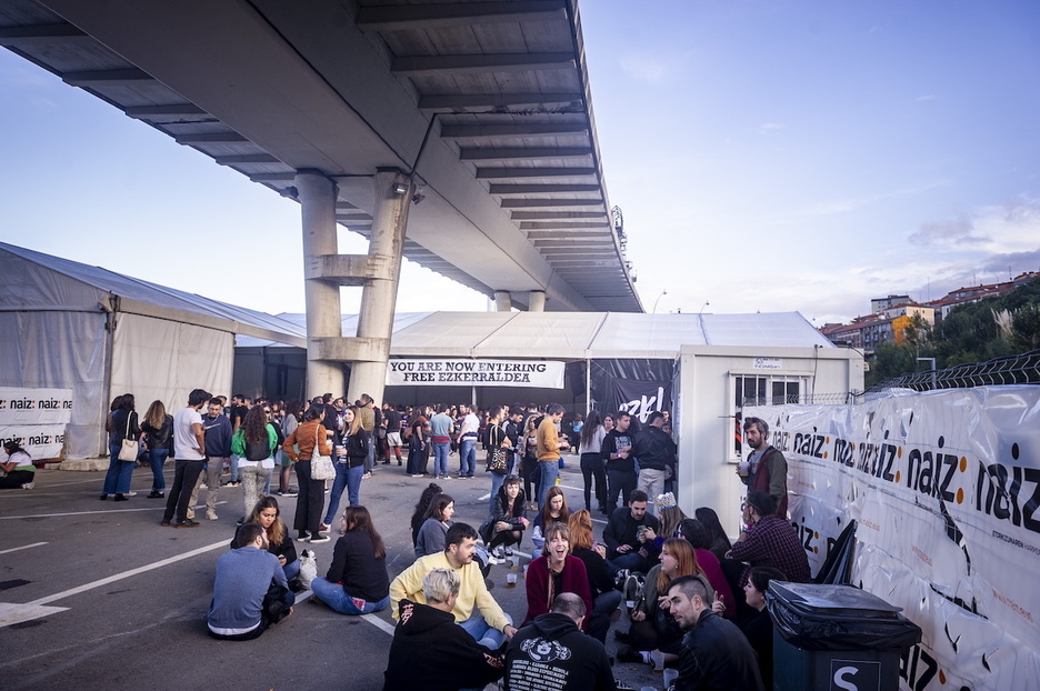 12.00etatik elkartzen hasi zen jendea karparen atean. 12.00etatik elkartzen hasi zen jendea karparen atean.