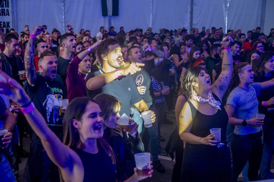 Holan bizi izan zen Brigade Loco taldearen emanaldia. Holan bizi izan zen Brigade Loco taldearen emanaldia.