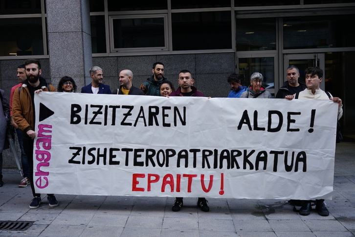 Concentración de EHGAM ante la Audiencia de Bizkaia con motivo del inicio del juicio.