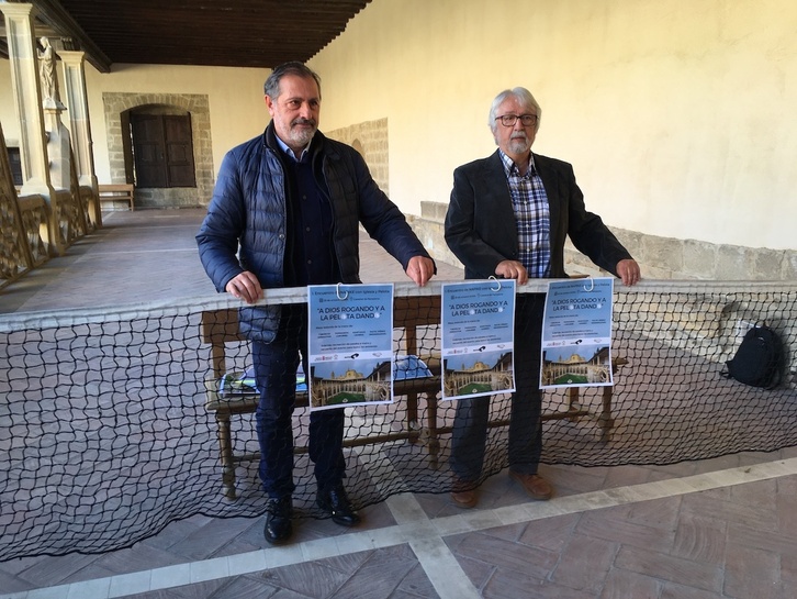 Patxi Pérez y Xabier Martínez de Álava posan en el lateral del sobreclaustro de la catedral donde se realizará la exhibición de pasaka.